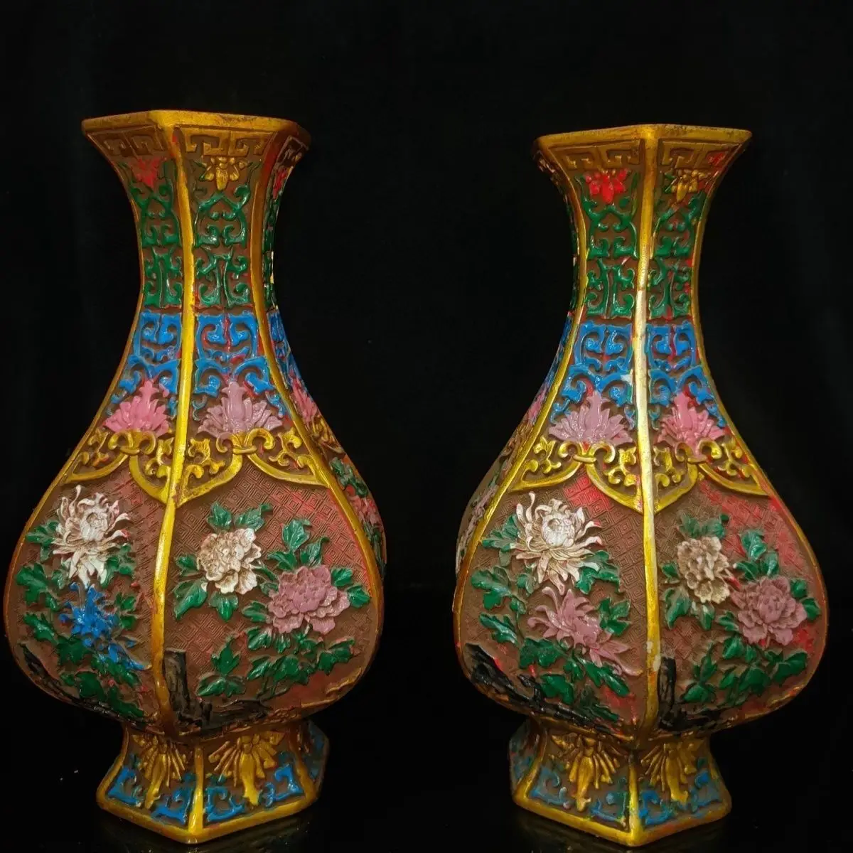 A pair of treasured lacquer vases, well preserved, exquisite craftsmanship, fine carving, and exquisite patterns