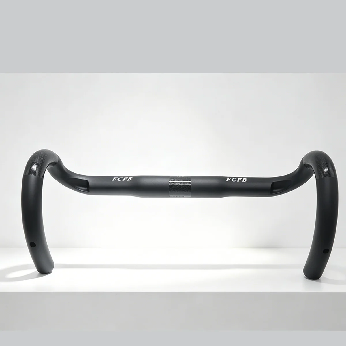 FCFB Mattschwarzer Carbon-Rennradlenker mit weißem Logo, rutschfester, mattierter Oberfläche, leicht gebogener Lenker in verschiedenen Größen für Rennräder – Detail 1