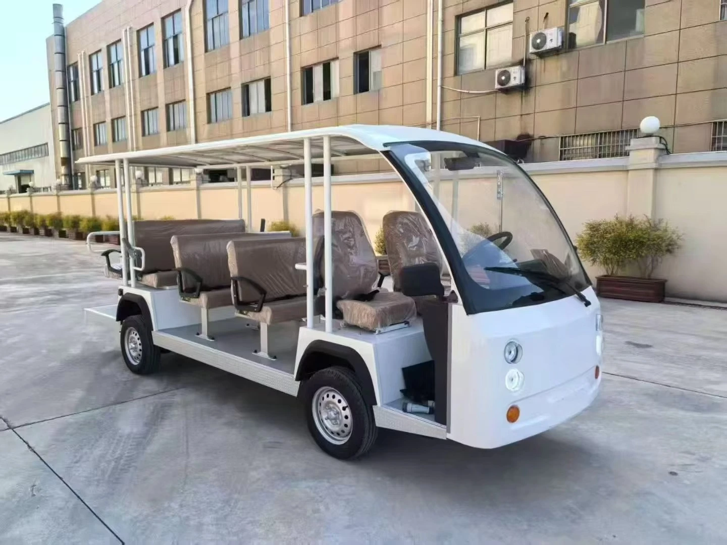 Stylishly designed 14-seat sightseeing bus (suitable for tourist attractions)