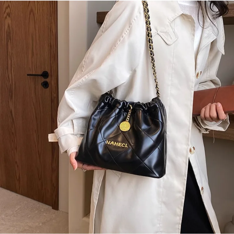 

Роскошная черная сумка-ведро с ремешком-цепочкой для женщин, острая сумка через плечо с морщинистой текстурой, необходимая для работы и поездок на работу