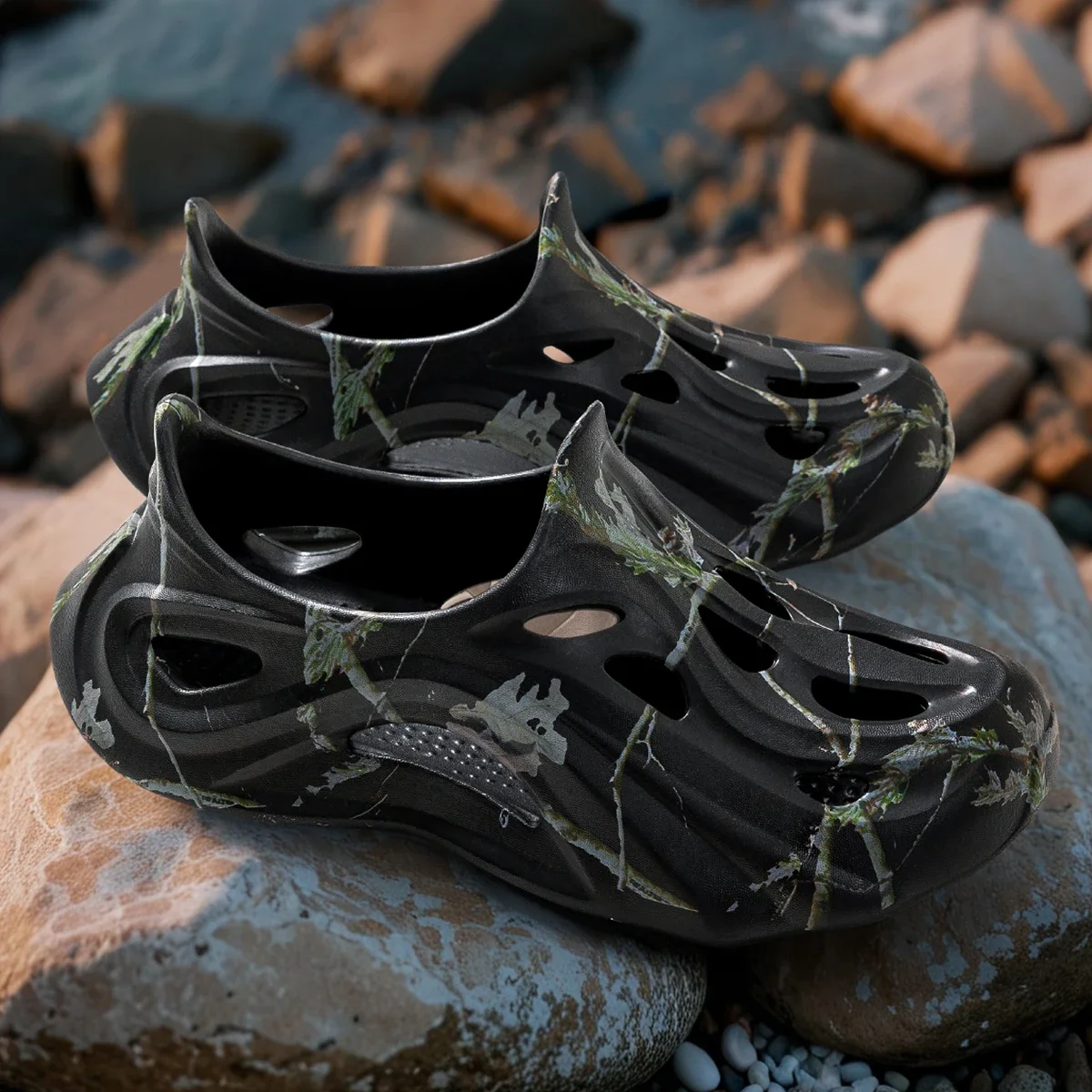 

Summer Men Hole Shoes Printed Slip-On Thick Bottom Slippers Fashion Breathable Outdoor Slippers