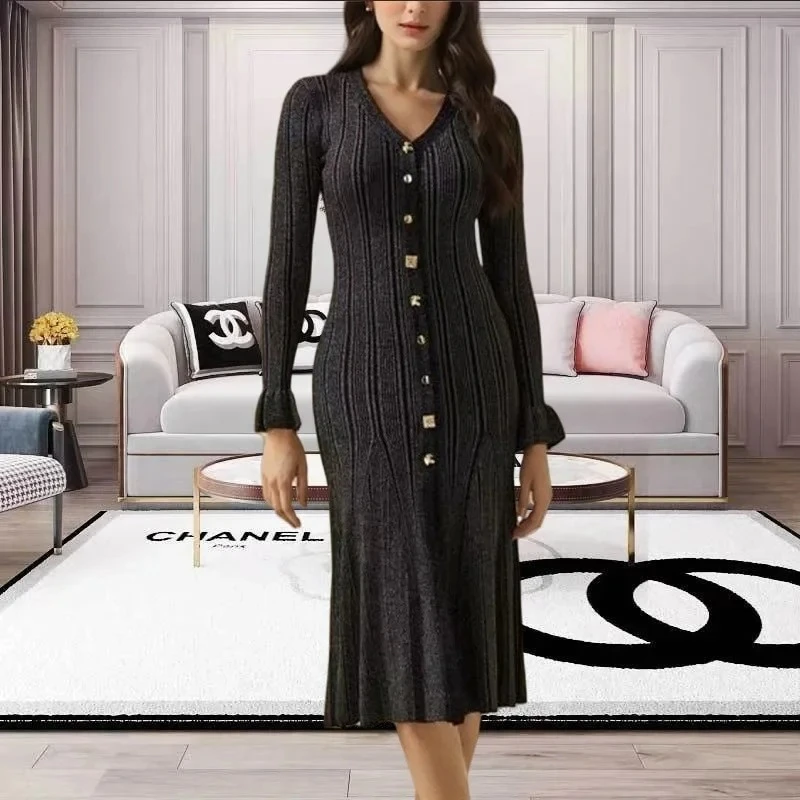 

Новое женское трикотажное платье-русалка 2026 года в стиле светской львицы с V-образным вырезом и золотистыми шелковыми расклешенными рукавами, корректирующее силуэт