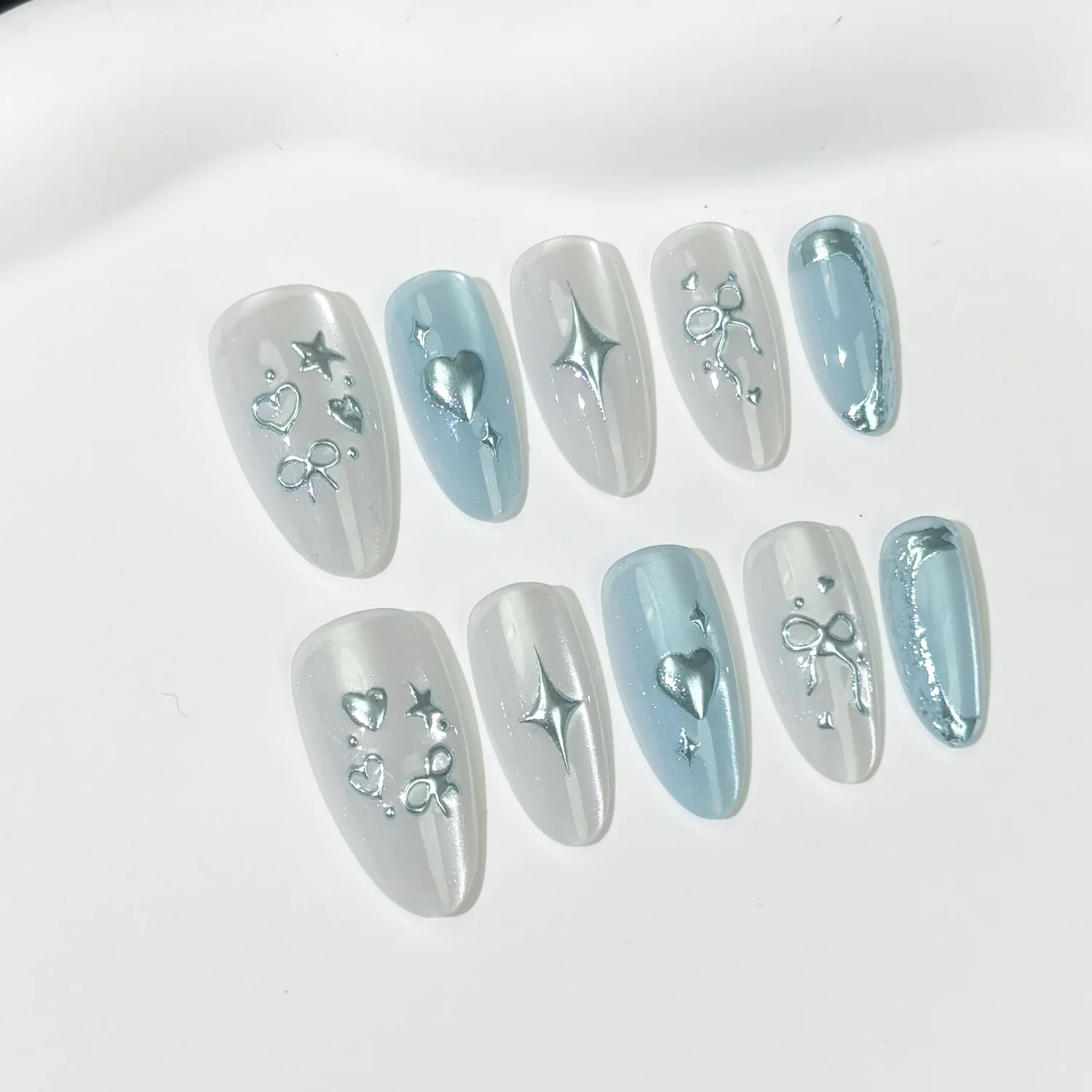 24 Stück glitzernde blaue erröten Mandel-Kunstnägel, metallisches Silber, unregelmäßige Muster, französisches Press on Nails, tragbare Spitze im Cyberpunk-Stil