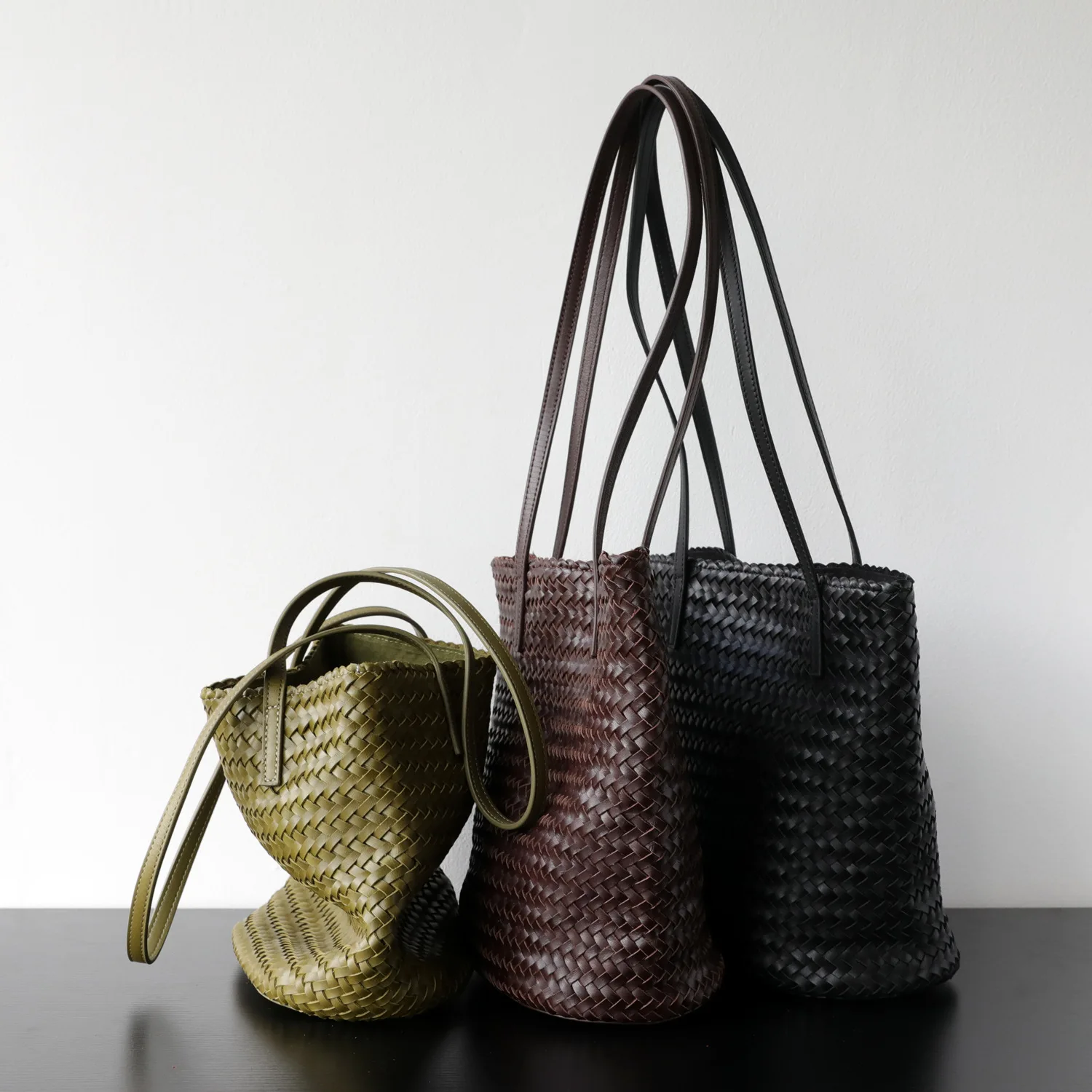 

Vegetable Tanned Cowhide Armpit Bag Hand Woven Lazy Simple Design Genuine Leather Hand-Held Bucket Bag for Casual Use