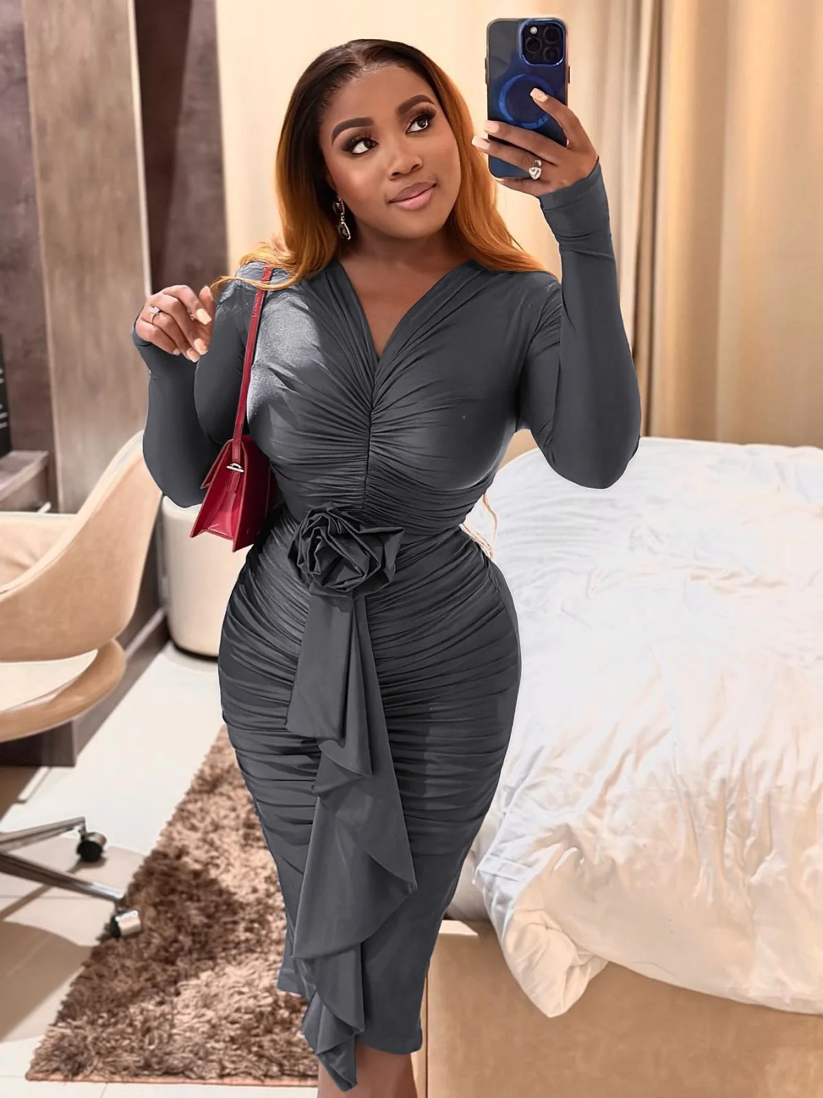 Sukienka Sister Star, damska, modna, seksowna, z długim rękawem, dekolt w serek, wzór z różami, zmysłowa, seksowna, podkreślająca biodra, elegancka, do pracy.