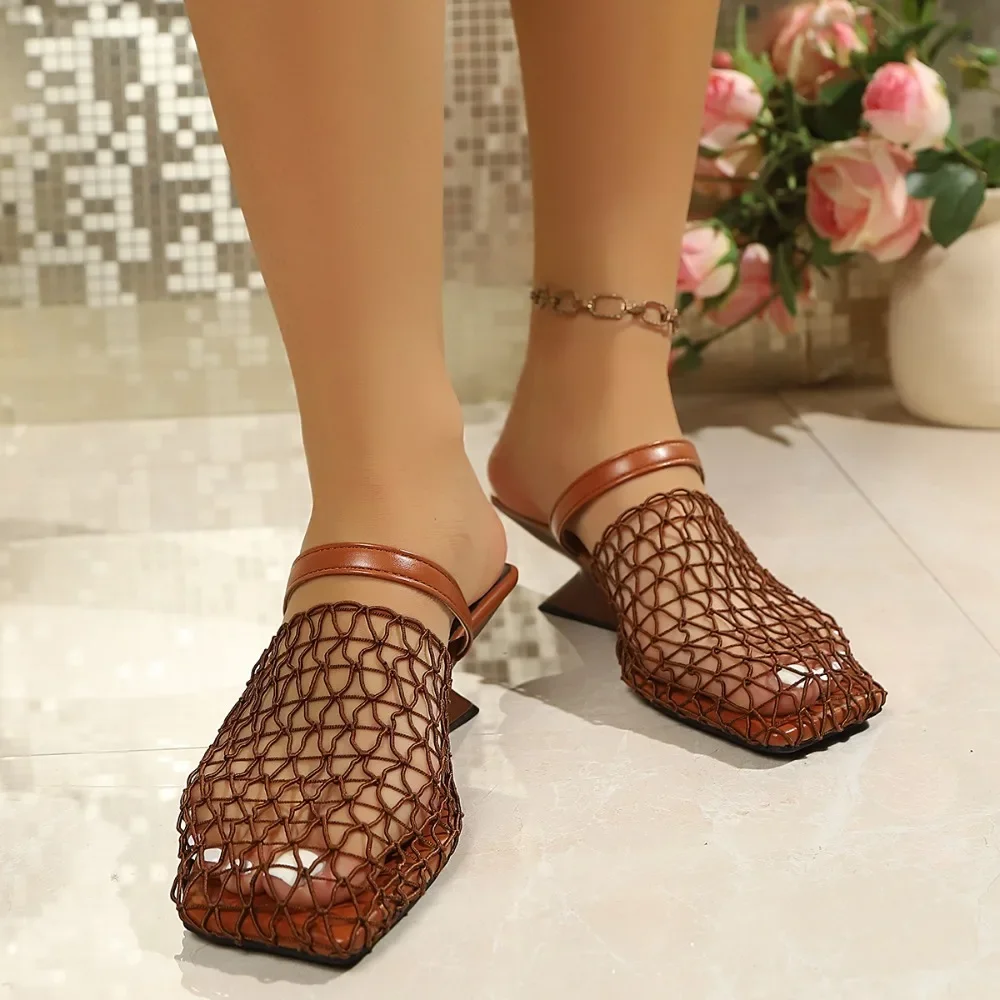 Sandalias de tacón con punta cuadrada y diseño de rejilla para mujer, con correa en el tobillo y tacón de cuña, ideales para fiestas y vestidos de noche, de color plateado y fáciles de poner.