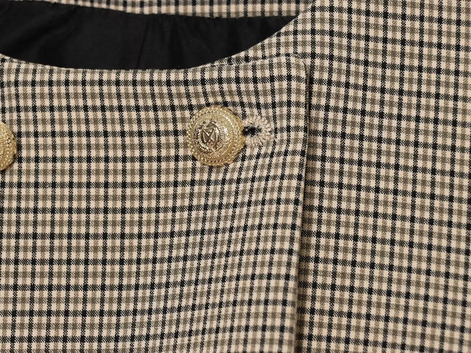 BSAY 2026 Vintage Büro-Damenanzug mit kariertem, doppelreihigem, kurz geschnittenem Gilet und hochtaillierter, weit geschnittener Hose mit Gürtel. – Detail 8