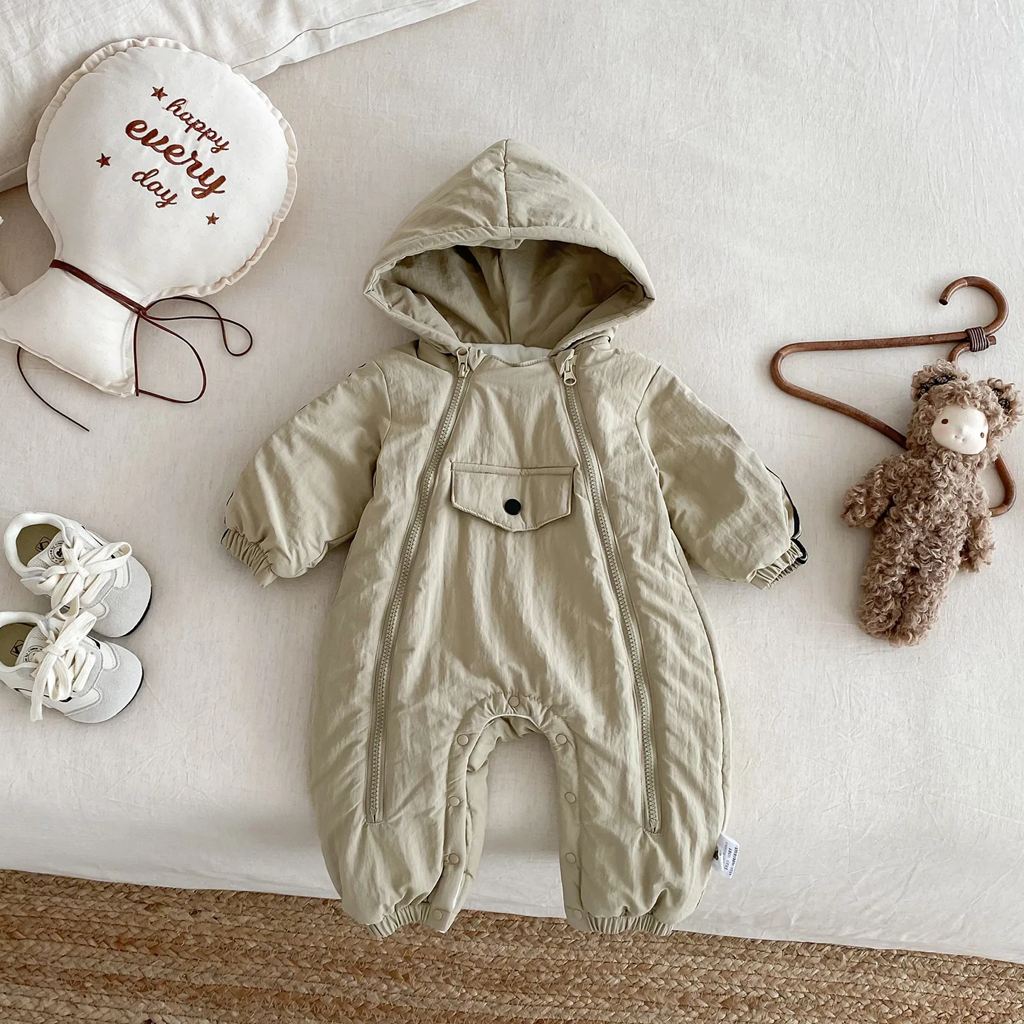 

Комбинезоны для маленьких девочек, зима 2025, толстые теплые детские комбинезоны с капюшоном, однотонные ветрозащитные комбинезоны для новорожденных девочек