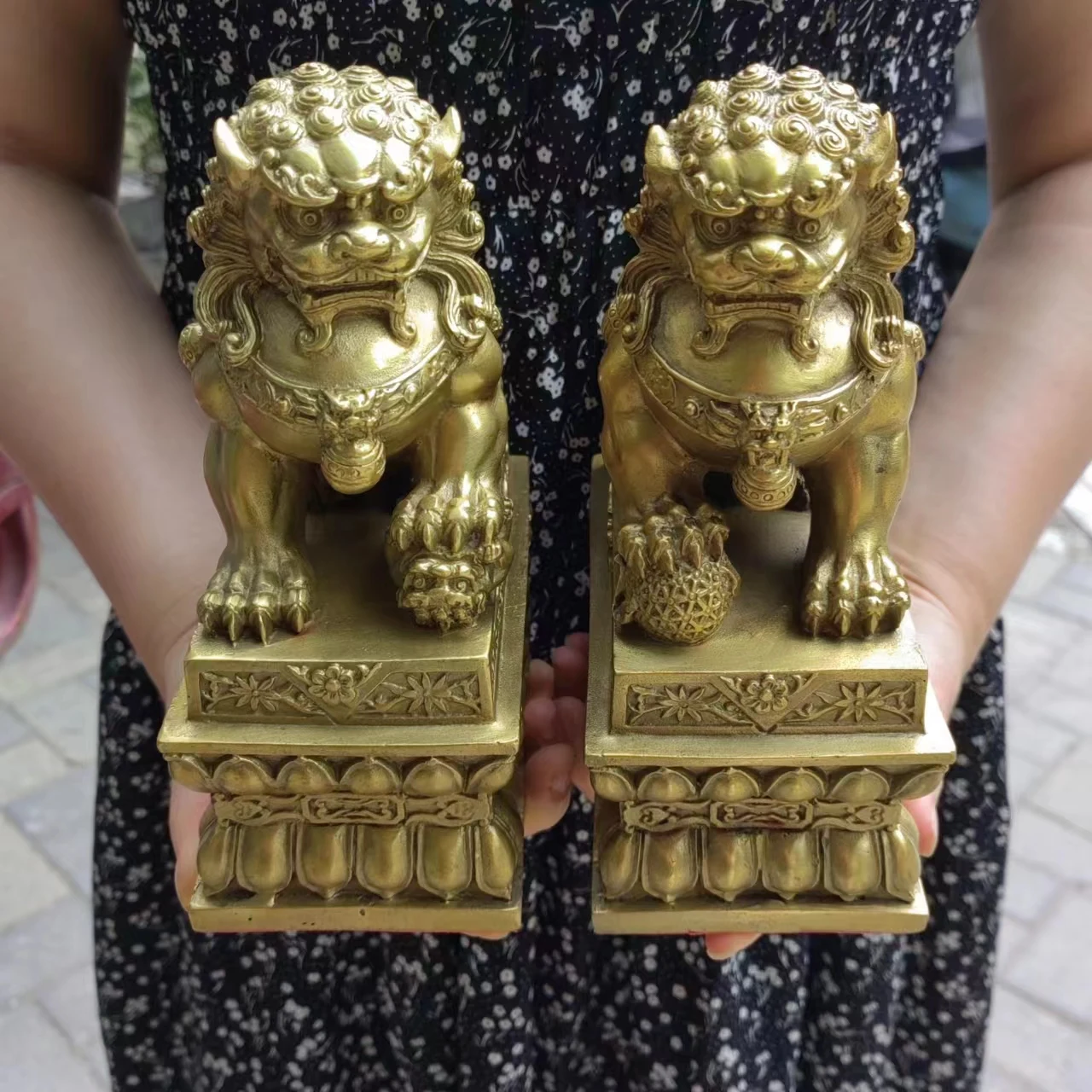 

Пара медных статуй Foo Lion в винтажном стиле, пара с подписью, антиквариат, китайские статуи льва-хранителя золотого цвета, с маркировкой фэн-шуй