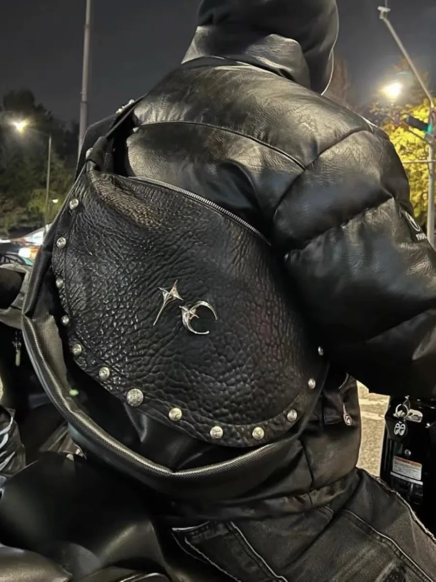 

Trendy Large Size Motorcycle Men's Bag Real eep Leather Rivet Thug Club Crossbody Bag Casual Sle Youth Soft Leather Bag