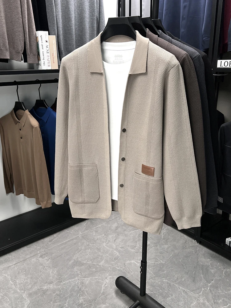 軽量ラグジュアリー潮流メンズニットセーターコート秋の新作アップリケ高品質でしなやかでスタイリッシュボタンめくった襟カーディガン