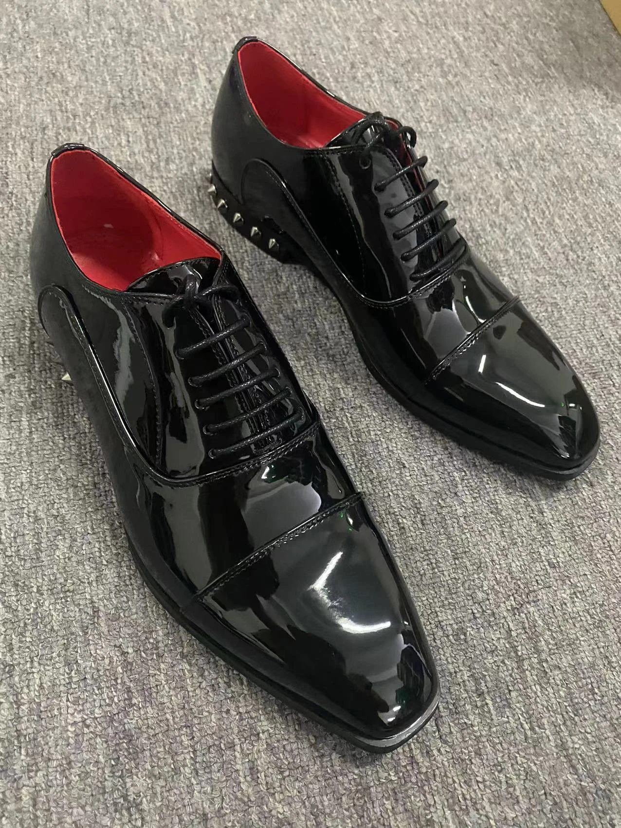 Gentleman Classic Patent Leather Loafer Shoes Heel with Rivet Decoration Male Round Toe Lace Up Black Formal Casual Shoes