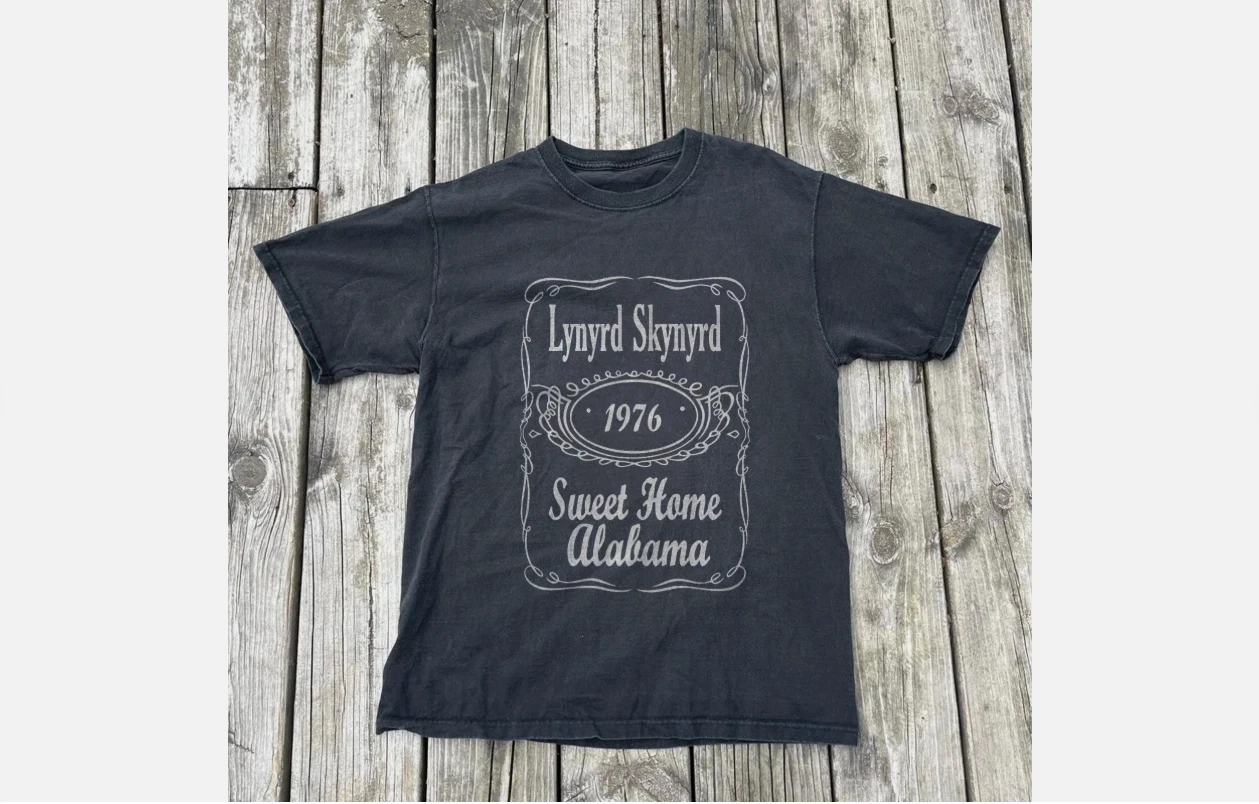 Camiseta Unissex Preta Lynyrd Skynyrd com a Inscrição 'Sweet Home Alabama' 1976 Impressa - Camiseta Casual para Fãs com Estilo Urbano