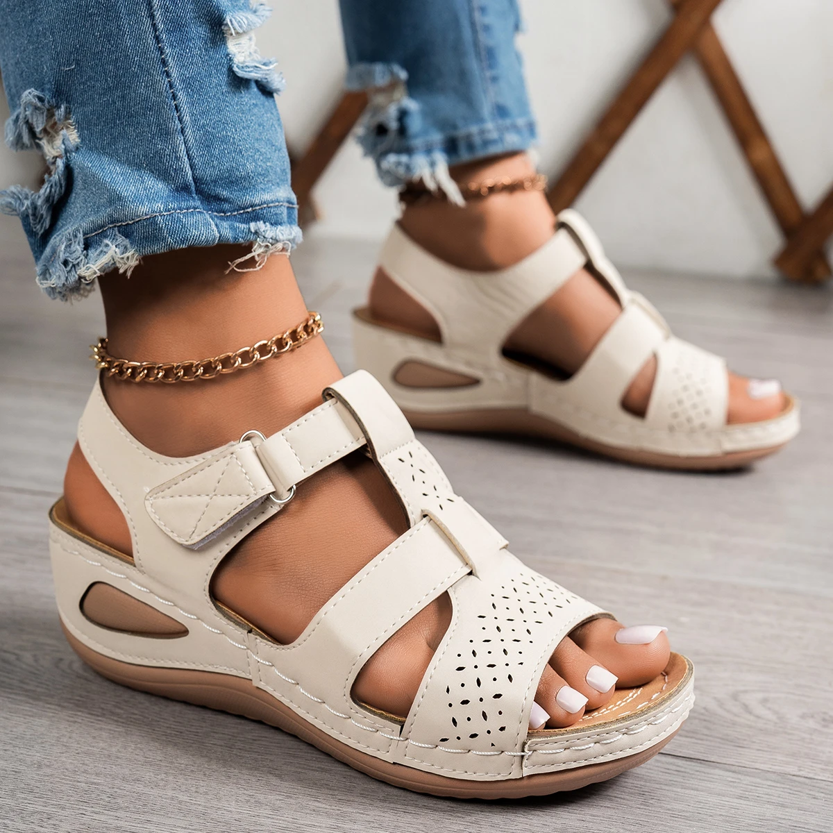 Damen-Keilsandalen mit Plateau, perforiert, Knöchelriemen, Klettverschluss, offene Zehenpartie, lässige, bequeme Sommerschuhe