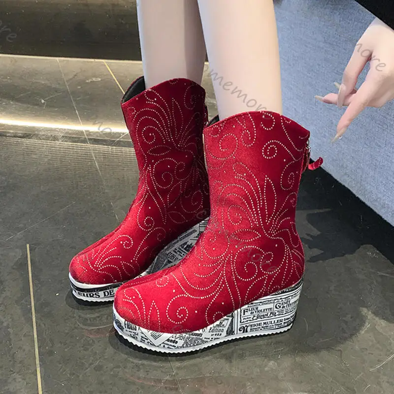 

Модный дизайн, женские ботинки до середины икры из ткани с принтом, осень 202, ботильоны на танкетке на массивной платформе, модные нескользящие ботинки с надписью