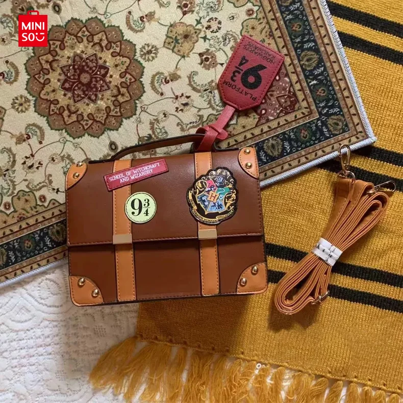 2025 New Arrival MINISO x Harry Potter Collaboration, Hogwarts Magic School Themed Messenger Bag, British Style Postman Bag