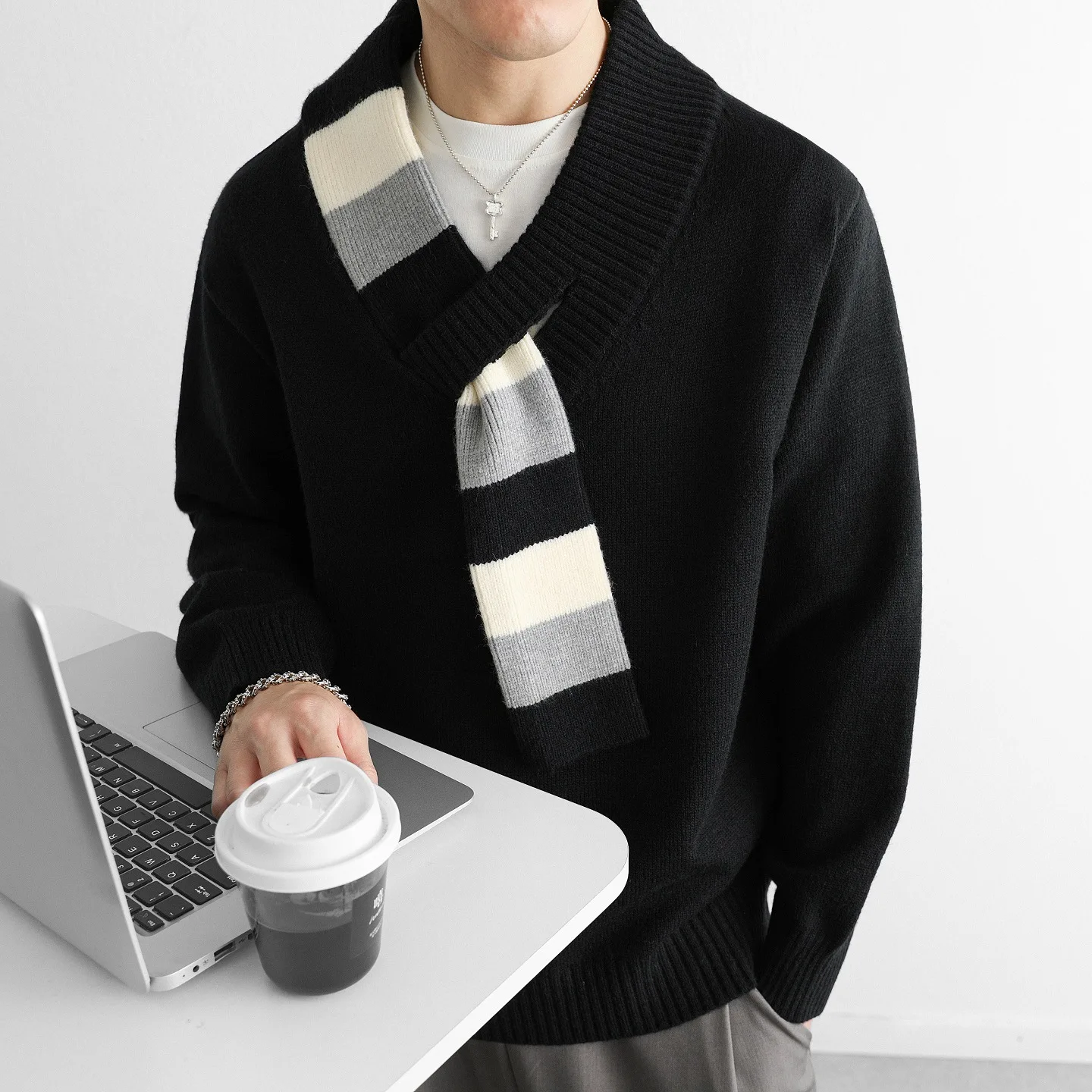 2025 men's fashion design sense, autumn, scarf v-neck knitted sweater