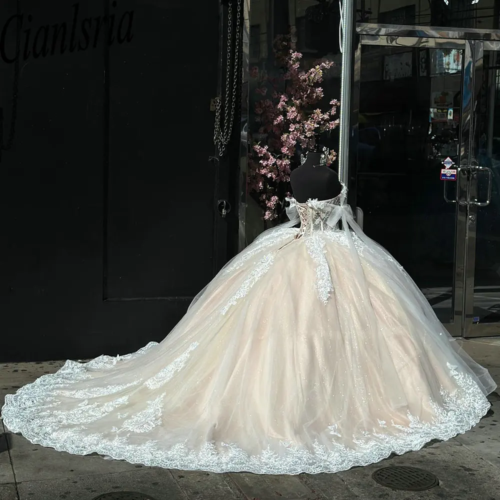 Vestido de baile com espartilho de renda, vestidos de baile Quinceanera Illusion Quinceanera, pérolas e champanhe leve, 15 anos