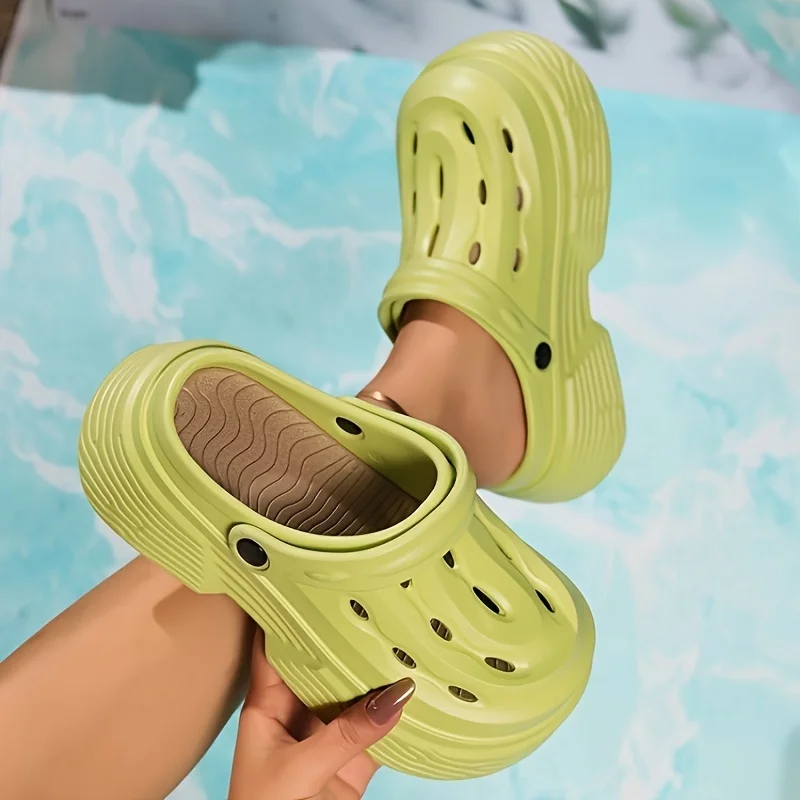 女性用トレンディなプラットフォーム下駄、通気性のある中空ビーチガーデンサンダル、カジュアルなソリッドカラーのアウトドアスライドシューズ加熱パッド