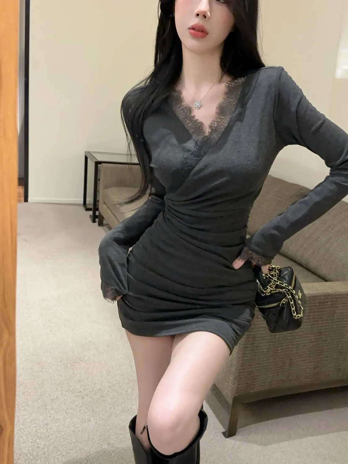 V-neck lace dress for women's autumn and winter pure desire, sexy hip-wrapped mom skirt, showing figure base, inner skirt chic.