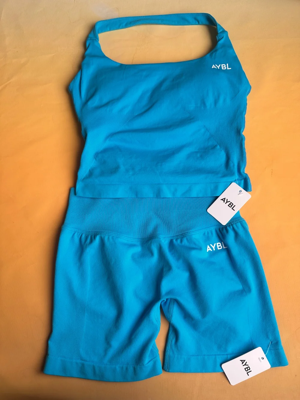 Marken-Sportbekleidung für Damen, Hautfreundliches Neckholder-Sporttop und Figurbetonte Hochtaillierte Shorts – Detail 28