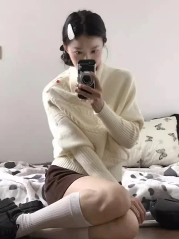 

Retro Korean Sle Women's High Collar Knitted Sweater Winter Loose Fit Asymmetrical White Twist Flower Design Top