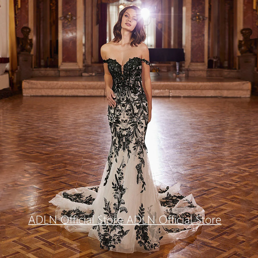 Heißes gotisches Hochzeitskleid, maßgeschneidert, schulterfrei, herzförmiger schwarzer Applikation, Hofschleppe, glitzernder Tüll, Meerjungfrau-Brautkleid
