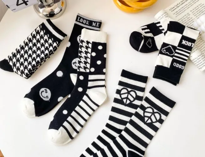Retro Japanese Plaid Floral Wool Socks Casual Wear Socks for Women, Black White Warm Winter Harajuku Printed Ladies Daily
