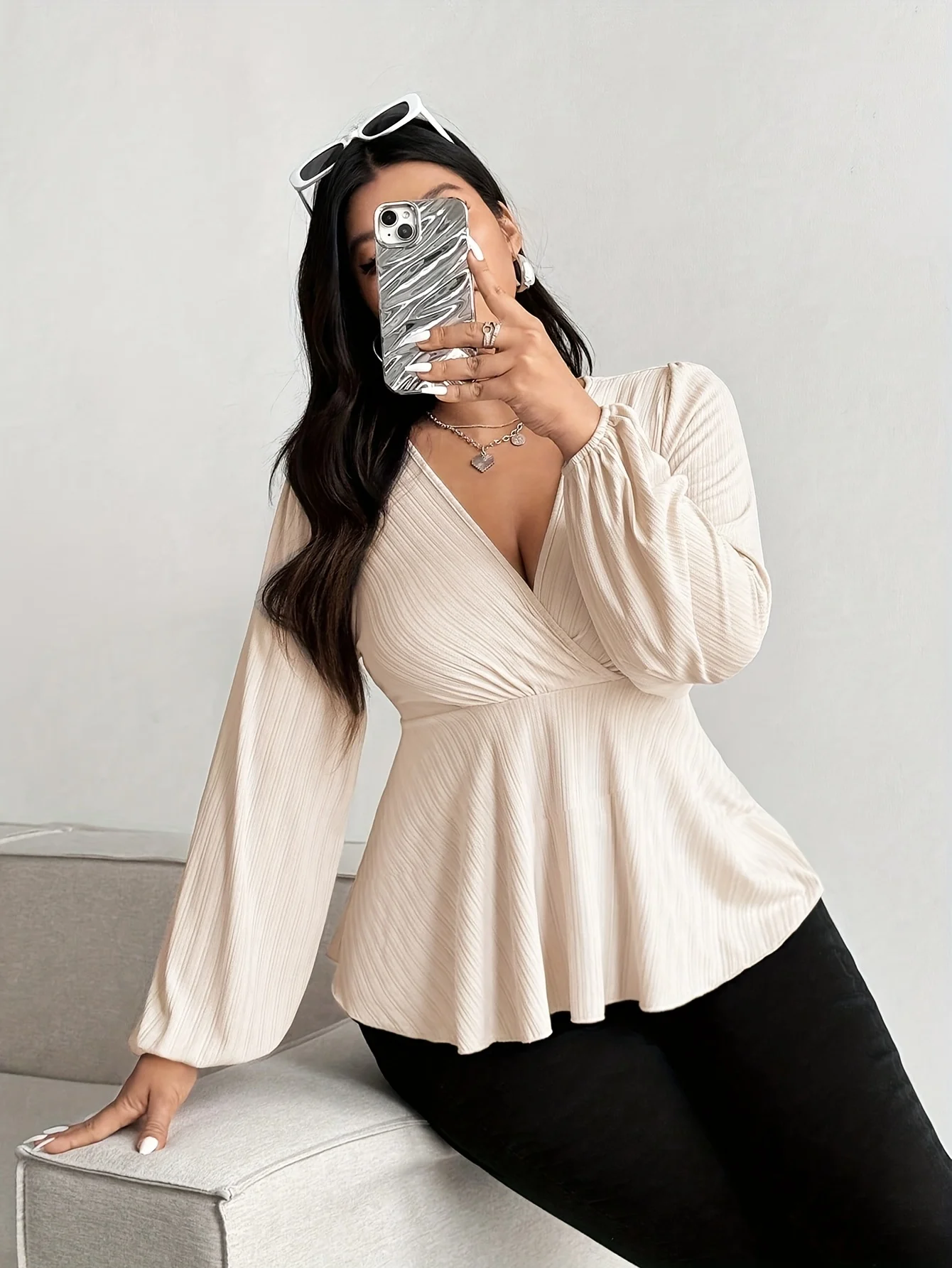 Plus-Size V-Ausschnitt Slim-Fit Langarm-Oberteil für Damen, Einfarbig, Elegantes V-Ausschnitt-Oberteil mit Laternenärmeln – Detail 9