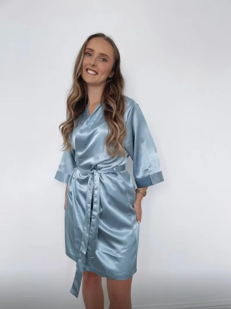 Abiti da damigella d'onore blu polvere personalizzati Abito da sposa in raso ricamato Vestaglia Pigiama Regalo da damigella d'onore Damigella d'onore