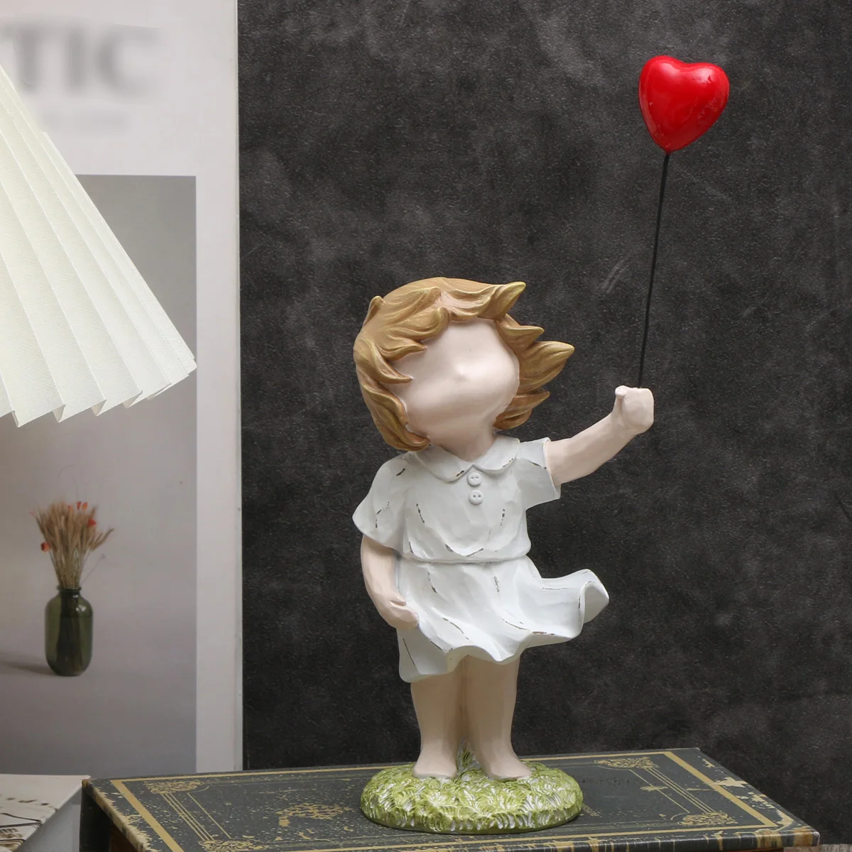 Banksy-Herz-Ballon und fliegendes Mädchen, inspiriertes Kunstwerk, moderne Skulptur, Heimdekoration, Statuendekoration – Detail 1