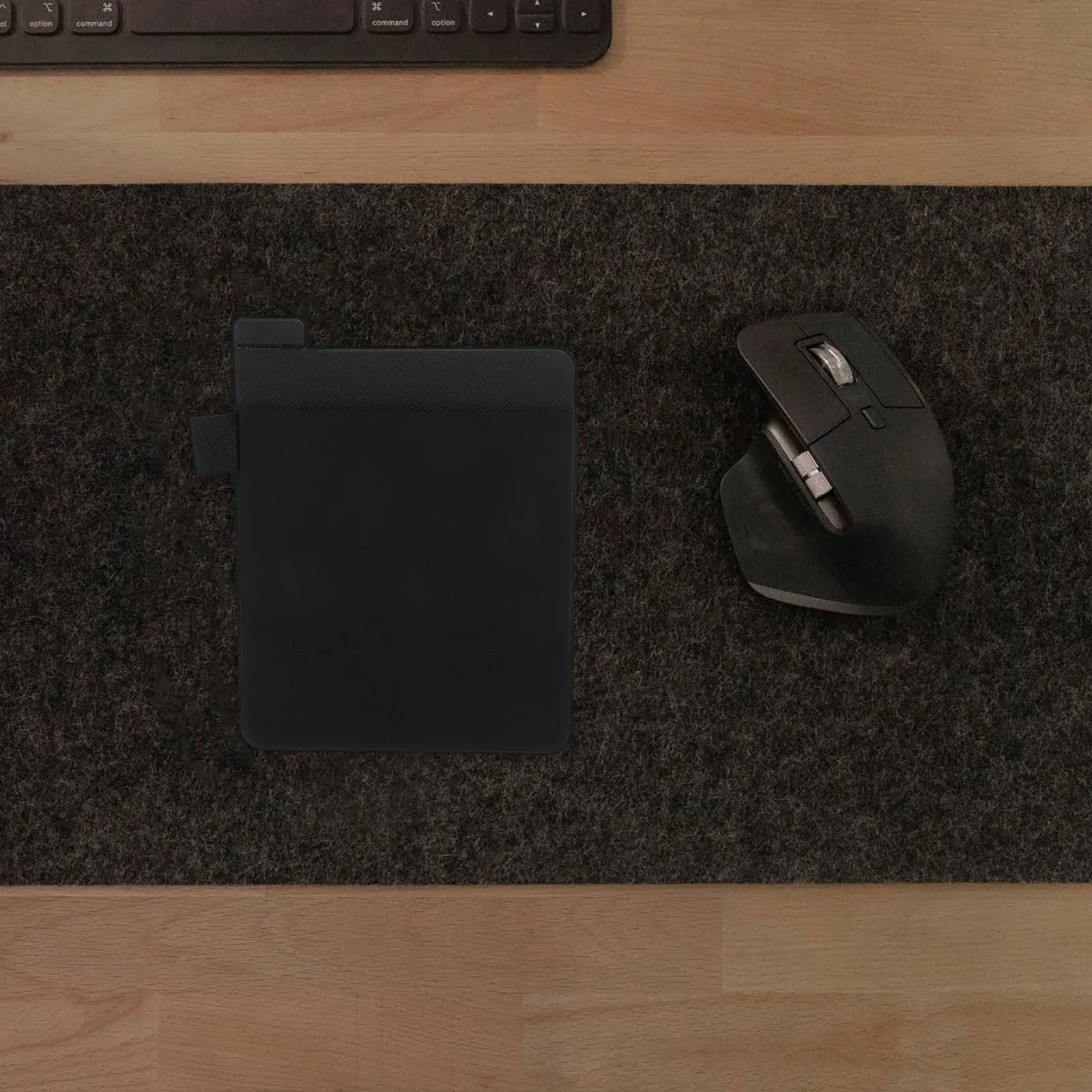 

Adhesive Mouse Carrying Pouch Universal -on Laptop Mouse Holder with Pen Slot Secure Travel Storage for Office and