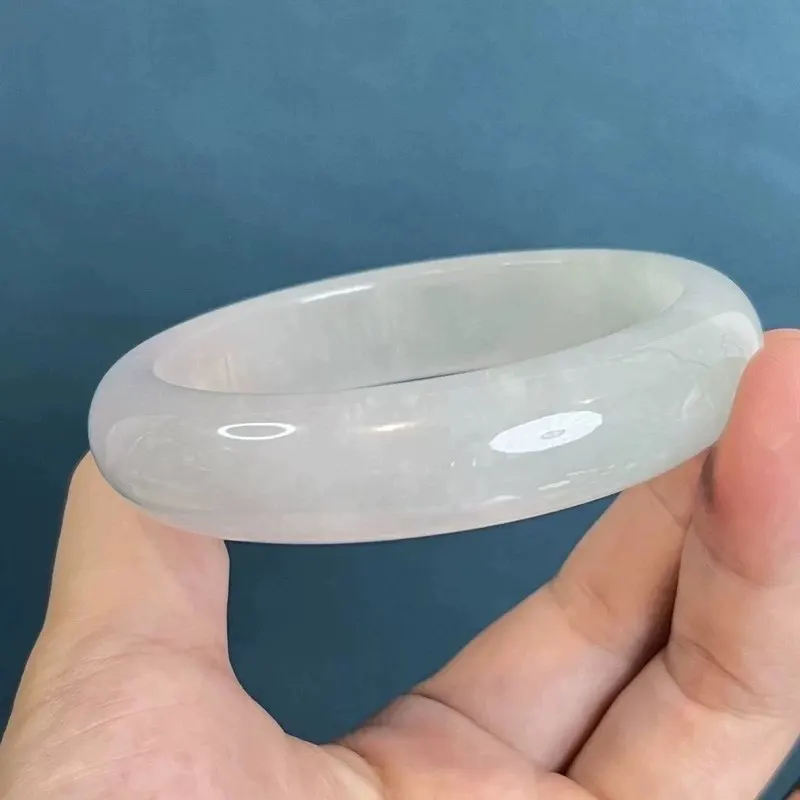 Oil- jadeite  ice-type light green  noble concubine jade bracelet