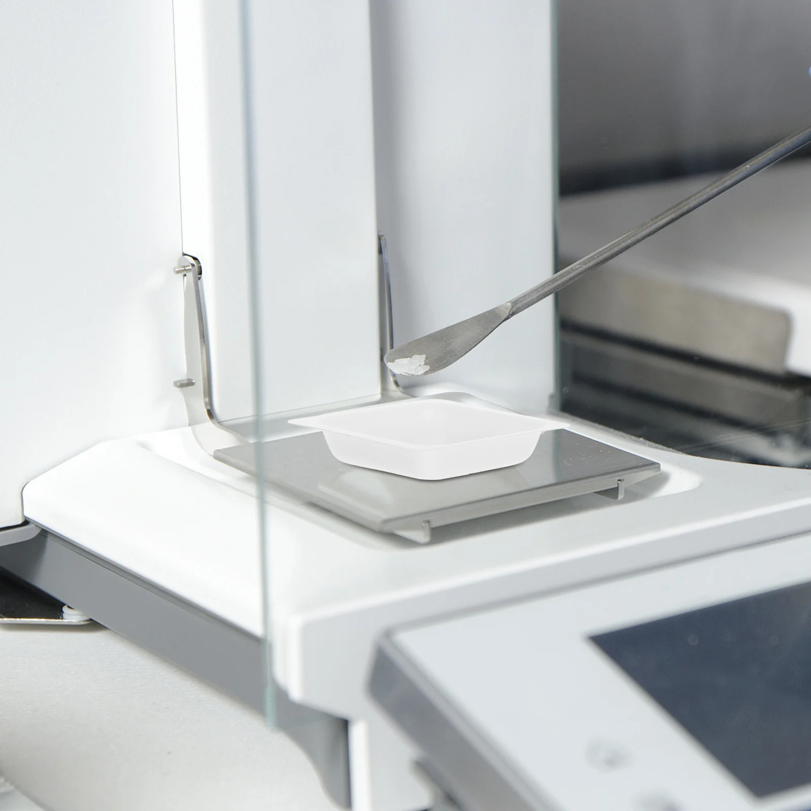 

100pcs Plastic Dish Square Shape Tray Lab Equipment Durable Measuring Pan For Powder Liquid Laboratory Use Balance