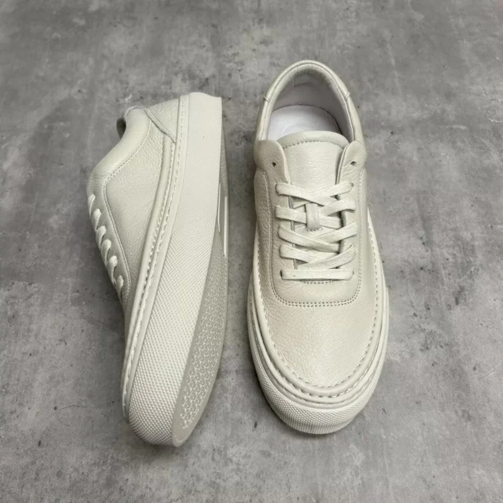 أحذية رياضية بيضاء من الجلد للرجال، أحذية كاجوال بنمط جديد للرجال، أحذية رياضية رجالية عصرية ومتعددة الاستخدامات وقابلة للتنفس