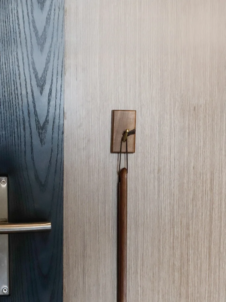 

Bla Walnut Wooden oe Horn with Stand Super Long Handle Self-Erecting Slip-On Home Use oe Assistance Device