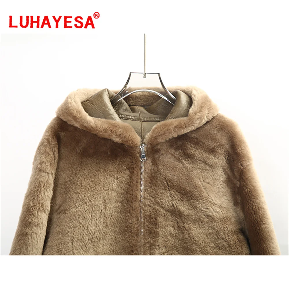 2024 senhoras pele de cordeiro shearling casaco feminino com capuz camelo luhayesa inverno senhoras jaquetas de couro genuíno