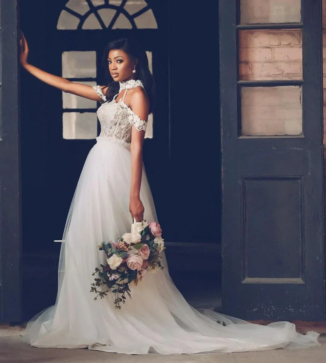 Abiti da sposa a trapezio in pizzo trasparente con scollo all'americana personalizzati Robes De Mariee Sweep Train Tulle Aso Ebi Beach Abito da sposa