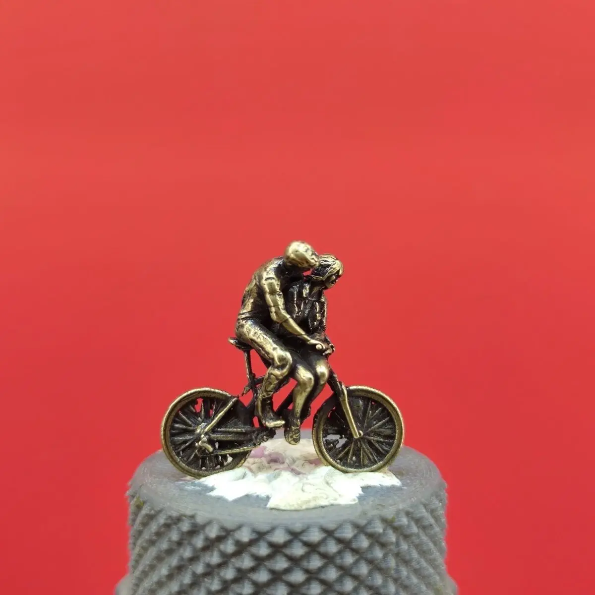Brass Loving Couple in Hot Romance Riding Bicycle 1:64 Scale Figure Model Handmade Miniature Landscape Diorama Decor