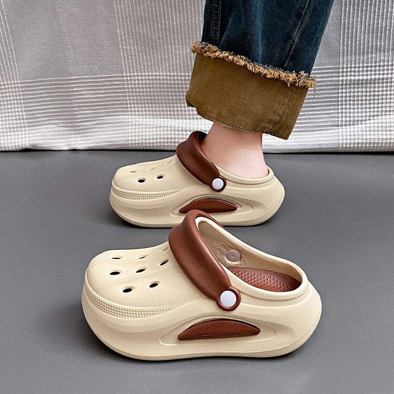 

A Pair of Women's New Clogs, Wear-Resistant, Non-Slip, Comfortable Beach Shoes, Thick-Soled Toe-Toe Shoes and Slippers