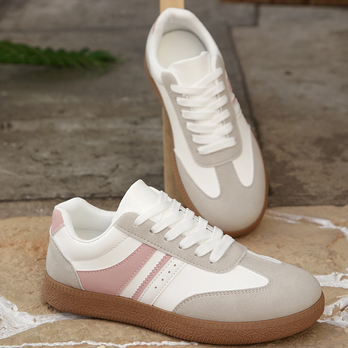 2026 Herbst Damenmode Wildleder-Sneaker mit Doppelschnallen-Metalldetails Leichte Atmungsaktive Bequeme Freizeitschuhe – Detail 6