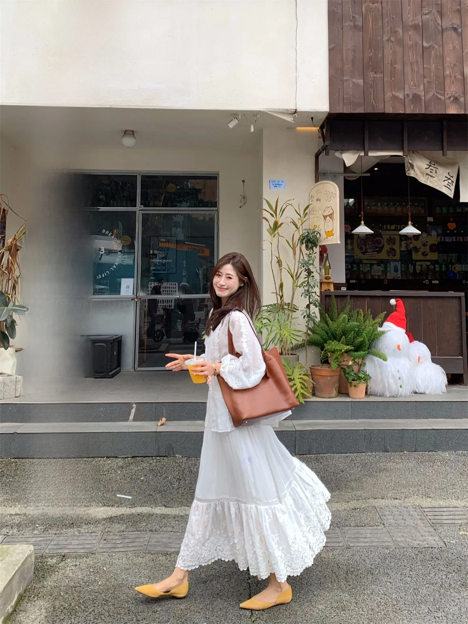 

Белый комплект с кружевной отделкой и вышивкой: топ с рукавами-фонариками и длинная юбка. Модный женский летний комплект 2025 года.