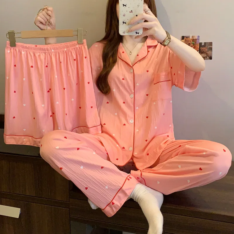 

Розовая летняя пижама с принтом в виде сердечек для женщин: из жатой ткани, стильная и милая, комплект из трех предметов с короткими рукавами