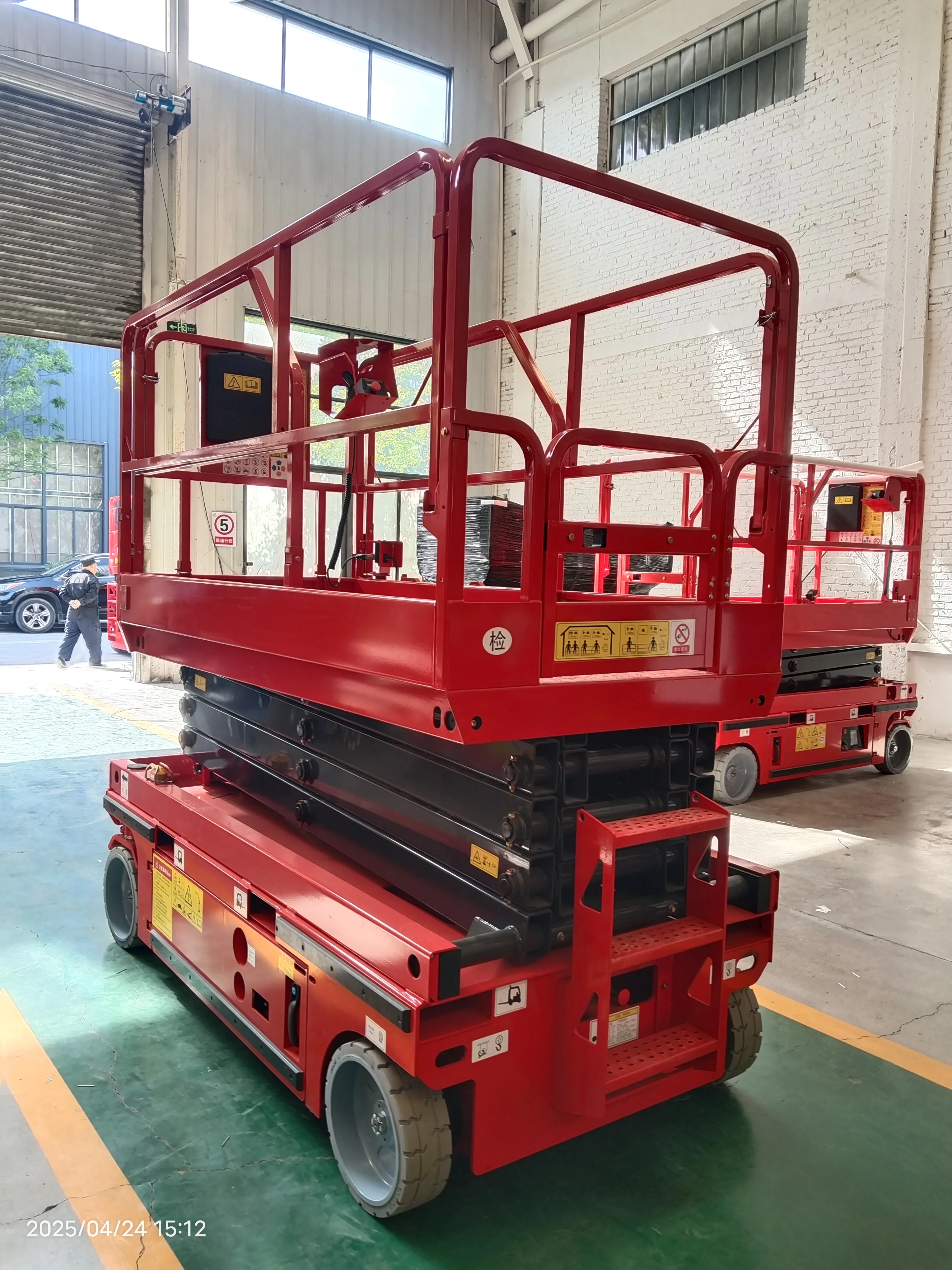 Customized Self Propelled Scissor Work Platform Electric Lifting Platform 14m