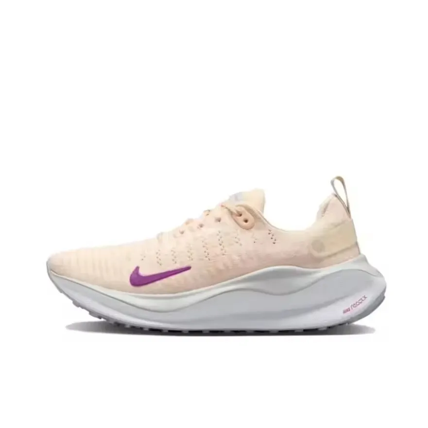 حذاء الجري Nike React Infinity Run FLyknit 4 للسيدات ذو الرقبة المنخفضة كاجوال مريح مبطن باللونين الوردي والأبيض