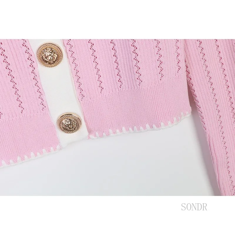 Ausgehöhlter, kurzer Cardigan mit Kontrastbesatz, Rundhalsausschnitt, goldenen Knöpfen, rosa Cardigan, einreihiger Strick, Weiß, 2024