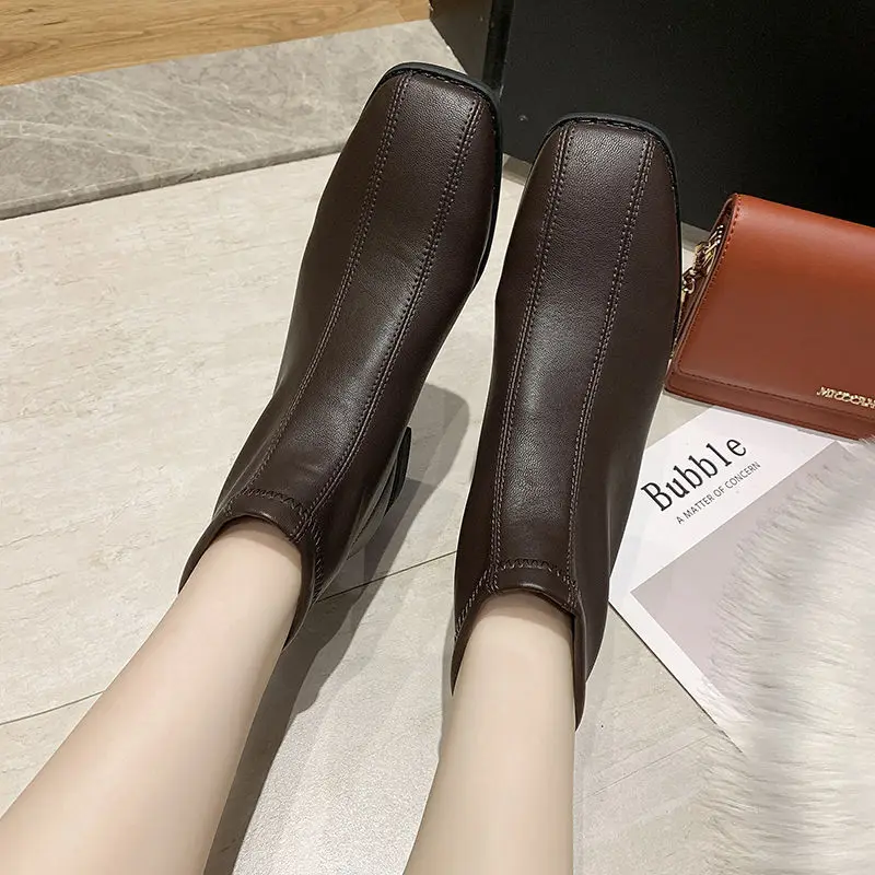 Botas de mujer de lujo de cuero Artificial, mocasines tobilleros informales, zapatos negros cálidos para exteriores, zapatos de Otoño Invierno para mujer, tendencias 2024