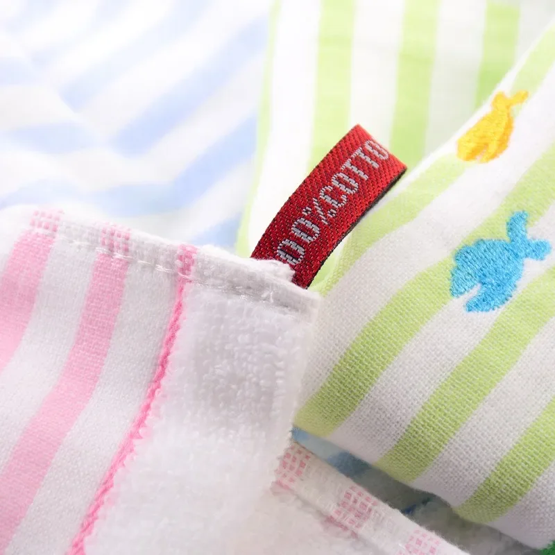 1 قطعة 25x25 سنتيمتر القطن مخطط الكرتون الأسماك التطريز شنقا حبل الطفل الوجه منشفة المحمولة ماصة لينة