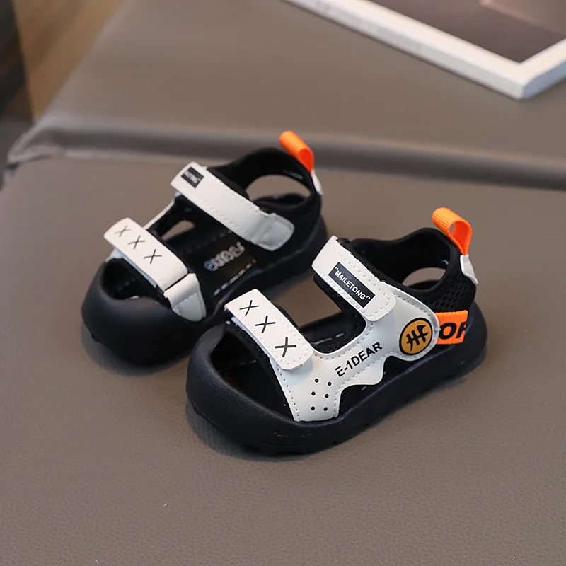 A cartoon toe cap shoe for boys in summer 2025, sandals for girls aged 0-1-3, soft soled, baby shoes for girls 3