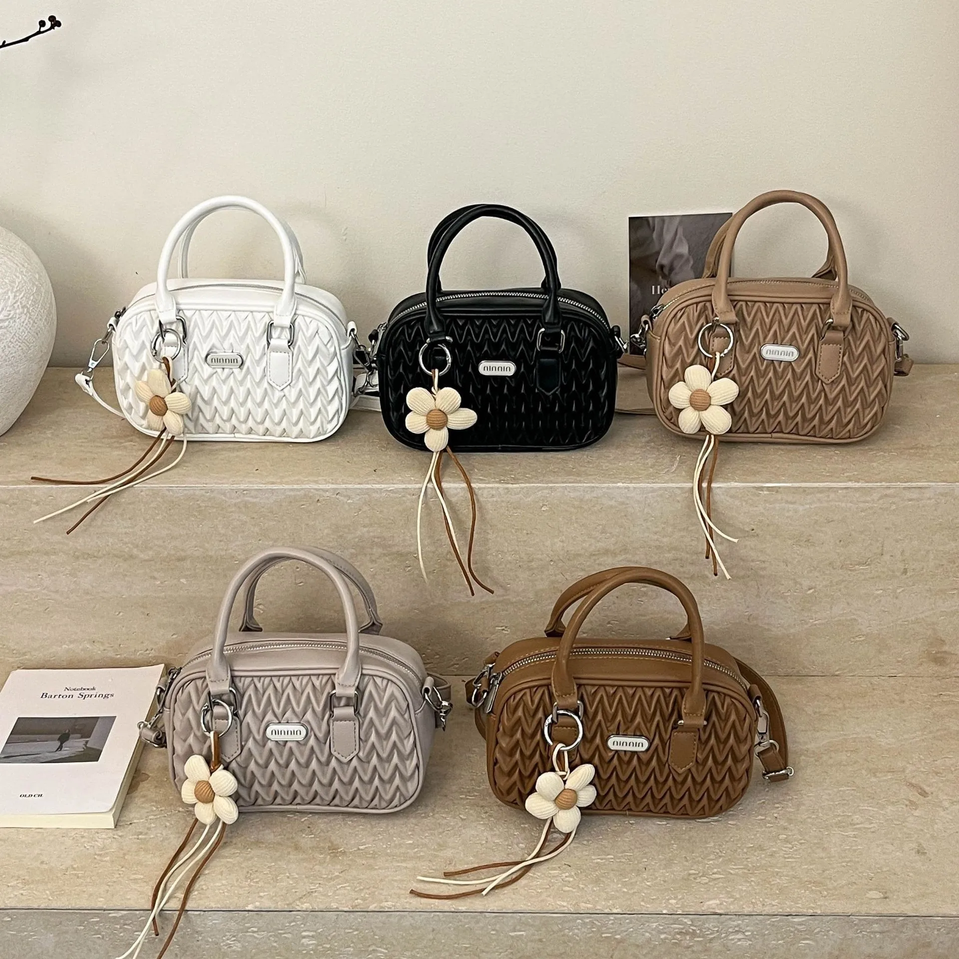 レトロ折りたたみスクエアハンドバッグ女性のファッションボウリングバッグハンドヘルドシングルショルダーバッグ多用途ソフトレザークロスボディピローバッグ